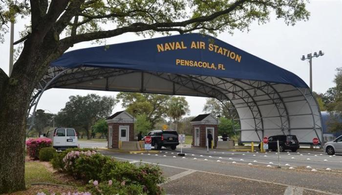 قاعدة بنساكولا العسكرية الجوية البحرية في ولاية فلوريدا
