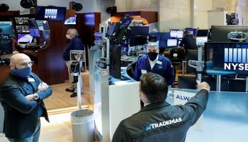 متعاملون أثناء التداول في بورصة نيويورك - رويترز