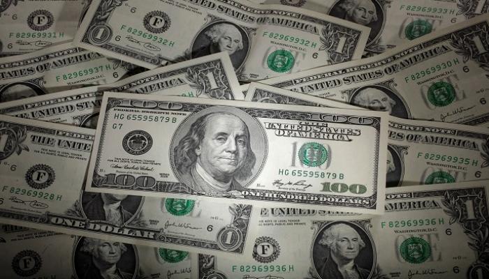 عملات ورقية من الدولار الأمريكي - رويترز