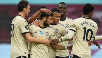 فريق مانشستر يونايتد يحتفل بالفوز على أستون فيلا