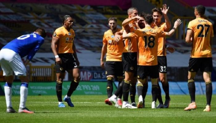 لاعبو ولفرهامبتون يحتفلون أمام إيفرتون