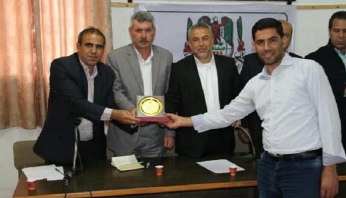 الصحفي أسامة الكحلوت خلال تكريمه بغزة