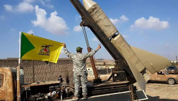 مسلح تابع لمليشيا حزب الله العراقي يعتلي إحدى راجماتها