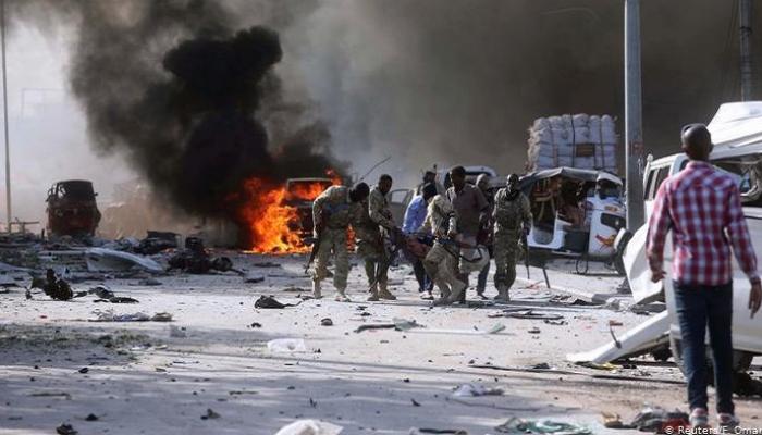آثار انفجار سابق في العاصمة الصومالية مقديشو