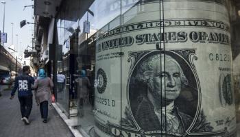 بوستر للدولار يتصدر واجهة شركة صرافة بوسط القاهرة
