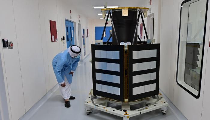 مهندس إماراتي يفحص مسبار الأمل قبل رحلة الإطلاق إلى المريخ