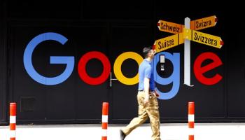 شعار Google أمام مبنى للمكاتب في زيوريخ- رويترز