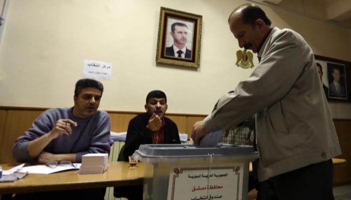 سوري يدلي بصوته في انتخابات سابقة