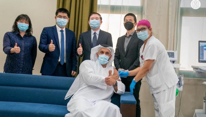رئيس دائرة الصحة بأبوظبي أول المتطوعين للمشاركة في تجربة اللقاح