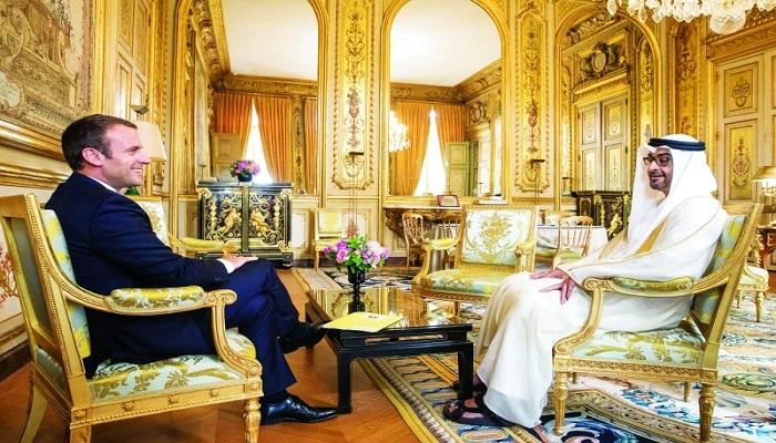 الشيخ محمد بن زايد آل نهيان خلال لقاء سابق مع إيمانويل ماكرون