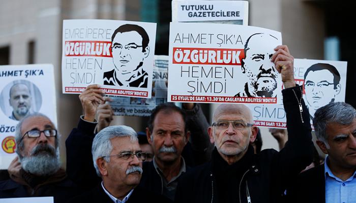 des journalistes et des manifestants devant un tribunal à Istanbul pour réclamer la libération de leurs collègues incarcérés- AP.