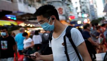 شخص يرتدي كمامة للوقاية من عدوى كورونا في الصين