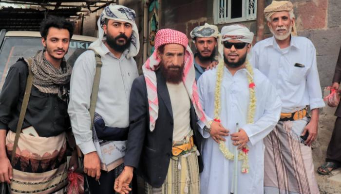 شباب عدن يستجيبون لنداء الشاب اليمني الكفيف