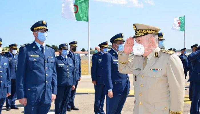 قائد الجيش الجزائري في مقر القوات الجوية