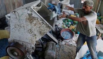 عامل في مصنع شمال قطاع غزة - رويترز