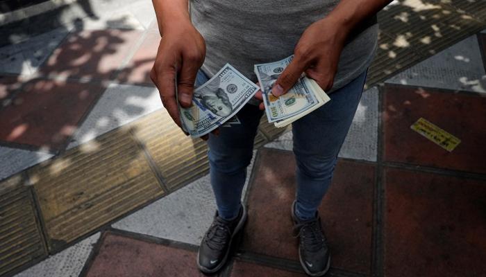 الدولار يعاود الصعود أمام الجنيه المصري - رويترز