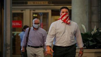  متعاملان أثناء الخروج من بورصة وول ستريت - رويترز 