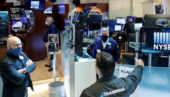 متعاملون أثناء التداول في البورصة الأمريكية - رويترز