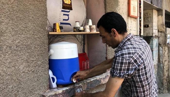عليان خليل يجهز المشروبات للزبائن