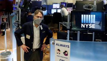 متعاملون أثناء التداول في البورصة الأمريكية - رويترز