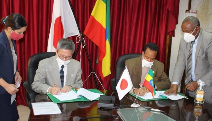 جانب من توقيع اتفاق المنحة بين اليابان وإثيوبيا