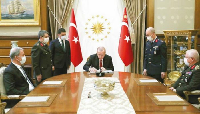 أردوغان يوقع على قرار الإطاحة بالجنرالات