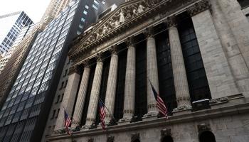 الأعلام الأمريكية علي بورصة نيويورك – أ ف ب