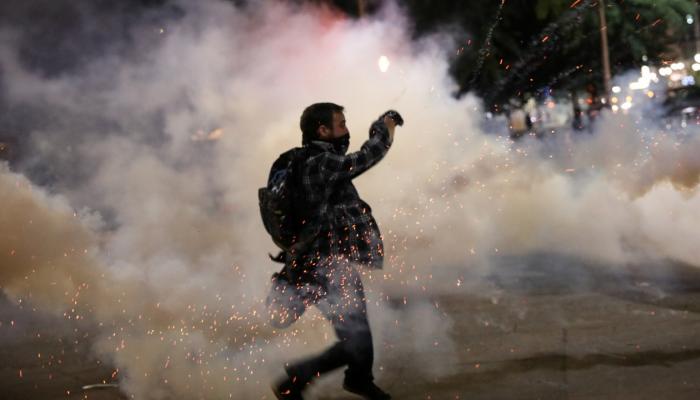 متظاهر أمريكي وسط سحب من الغاز المسيل للدموع 