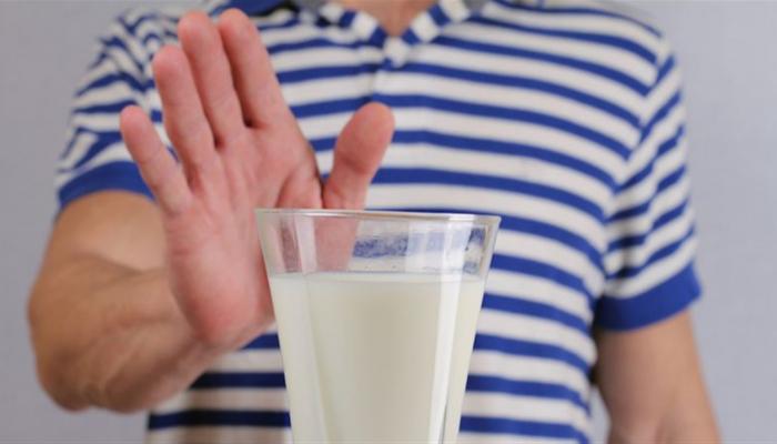 الشعور بمغص بعد شرب الحليب يشير إلى الإصابة بأعراض عدم تحمل اللاكتوز