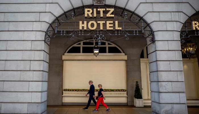 أبواب فندق ريتز في لندن مغلقة بسبب كورونا - أ ف ب