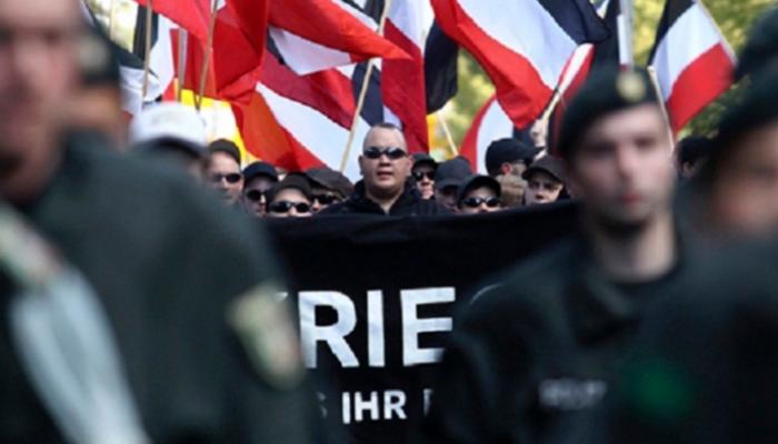 الشرطة الألمانية تحرس مـظاهرة للنازيين الجدد في دورتموند  - رويترز
