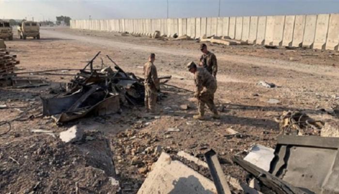 آثار سقوط أحد الصواريخ في قاعدة عسكرية بالعراق- أرشيفية