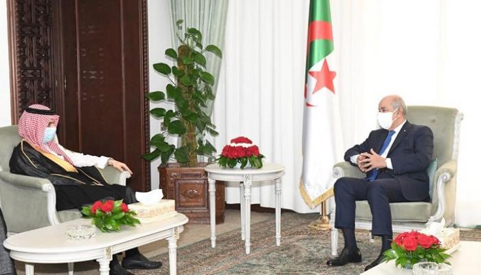 جانب من استقبال الرئيس الجزائري لوزير الخارجية السعودي بالقصر الرئاسي