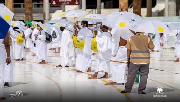 حجاج بيت الله الحرام يؤدون طواف القدوم