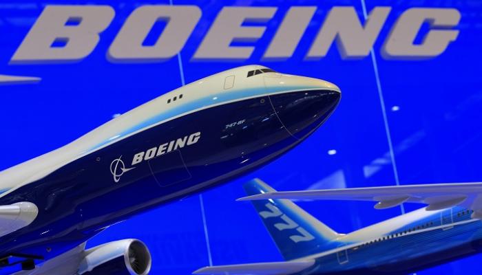 نماذج من طائرتي بوينج 747 و 777 في معرض الصين- رويترز
