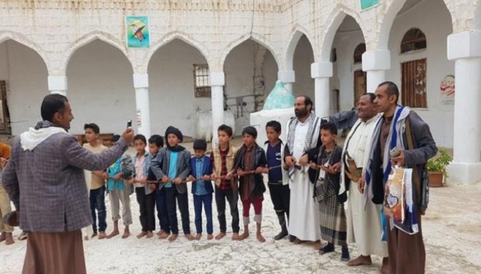 حوثيون يستقطبون الأطفال بأحد المساجد