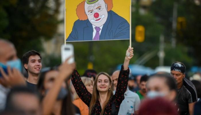 بلغارية تحمل رسمة تصف رئيس الوزراء بـ