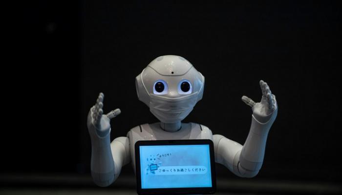 الروبوت "بيبر" يستقبل مرضى كوفيد-19 في فندق ياباني – أ ف ب 