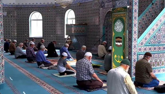 مسلمون يؤدون صلاة العيد بأحد مساجد ألمانيا