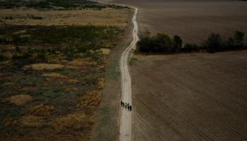 مهاجرون على طريق يصل للجدار بين أمريكا والمكسيك