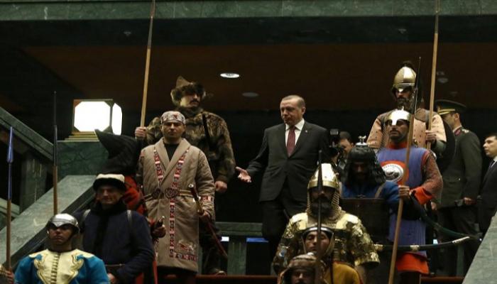 أردوغان يسير وسط جند الخلافة المتوهمة