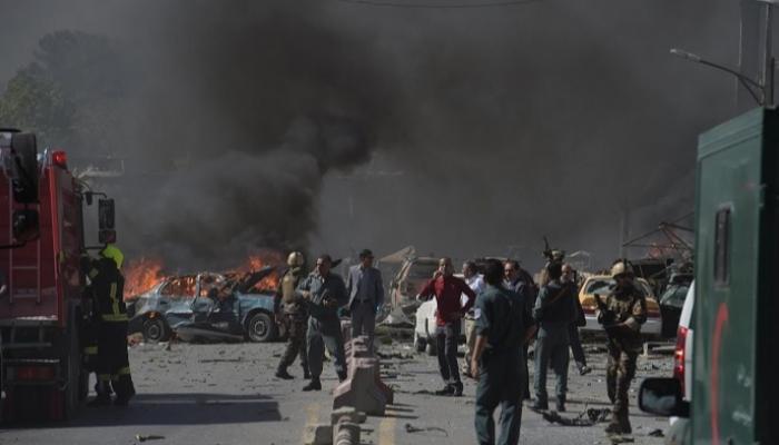 آثار انفجار إحدى العبوات الناسفة في أفغانستان- أرشيفية
