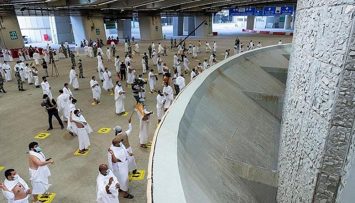 حجاج يرمون جمرة العقبة خلال شعائر الحج