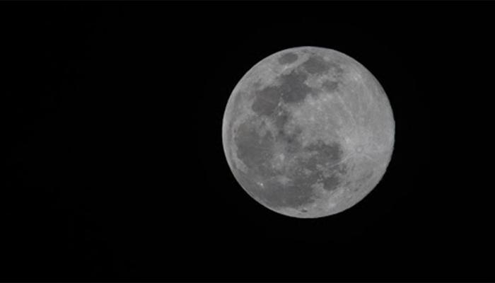 القمر البدر في السماء - أرشيفية