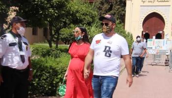 دنيا بطمة وزوجها لحظة مغادرتهما المحكمة 