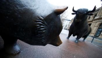 تمثالا الثور والدب خارج بورصة فرانكفورت - رويترز