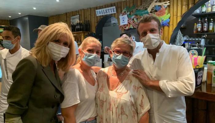 Emmanuel et Brigitte Macron dînent,