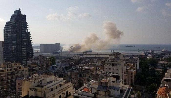 أعمدة الدخان تتصاعد من موقع انفجار بيروت