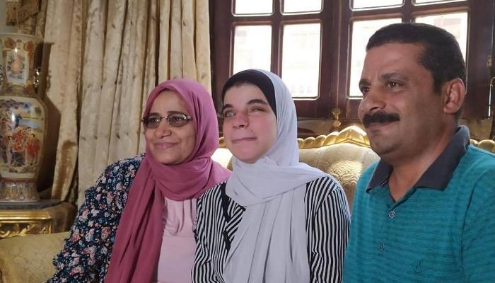 الطالبة سامية محمد بصحبة والدتها وخالها