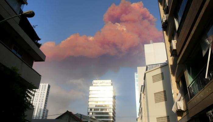 سحابة من الدخان تغطي سماء بيروت عقب الانفجار